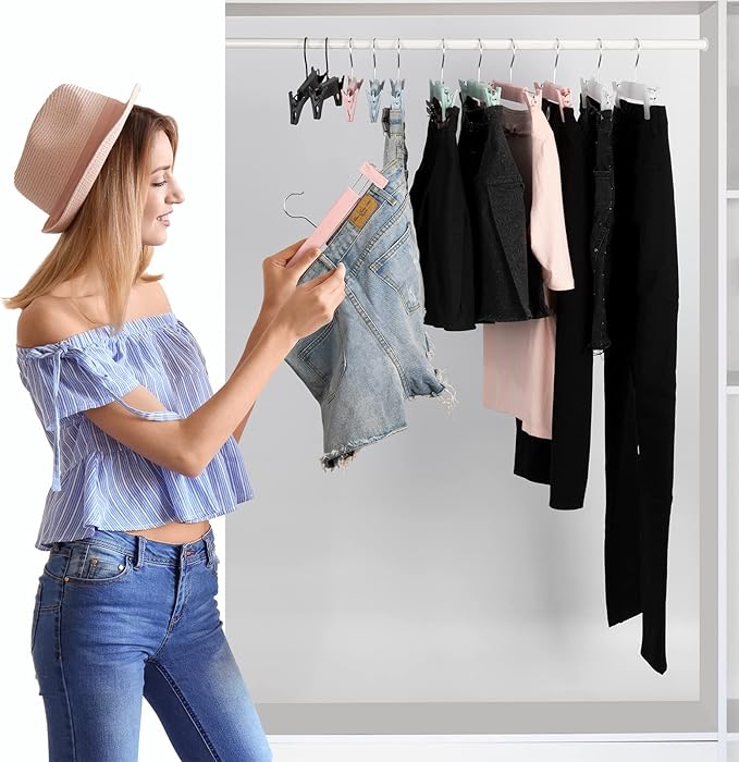 Skirt Hangers 20 Pack, Pants Hangers with Clips，360 ° Swivel Hook Space Saving Hangersfor Pants, Skirts, Clothes, Jeans，Pink